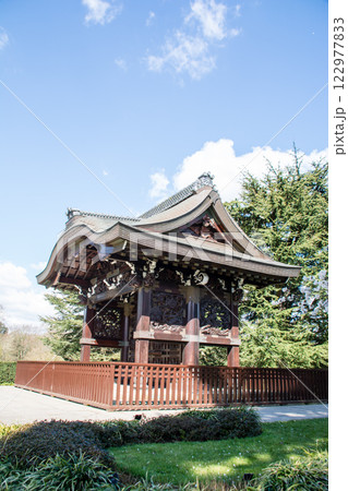 青空の下のロンドン郊外のキューガーデン内の日本庭園に置かれた歴史的な勅使門 青空の下のロンドン郊外のキューガーデン内の日本庭園に置かれた歴史的な勅使門 122977833