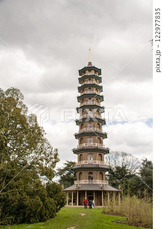 春先の枝木に囲まれたグレート・パゴダ ロンドン郊外のキューガーデンにて 春先の枝木に囲まれたグレート・パゴダ ロンドン郊外のキューガーデンにて 122977835