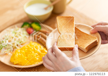 洋食の朝食を食べるミドル女性 122978113