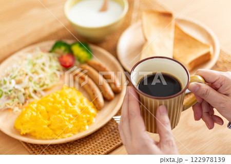 洋食の朝食を食べるミドル女性 洋食の朝食を食べるミドル女性 122978139