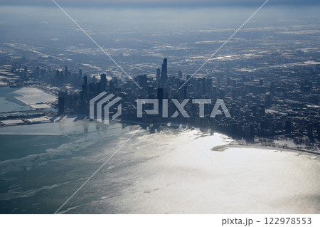 シカゴのダウンタウンにそびえたつビル群を空の上から撮影した様子 122978553