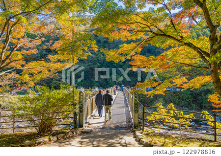 豊田市の香嵐渓の巴川に架かる薫楓橋と秋の紅葉の風景(愛知県) 豊田市の香嵐渓の巴川に架かる薫楓橋と秋の紅葉の風景(愛知県) 122978816