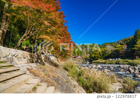 豊田市の香嵐渓の秋の紅葉を楽しむ人々の風景(愛知県) 豊田市の香嵐渓の秋の紅葉を楽しむ人々の風景(愛知県) 122978817
