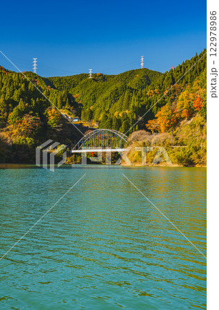 豊根村の新豊根ダムの紅葉に包まれたみどり湖の風景(愛知県) 122978986