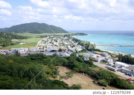 沖縄県　伊平屋島　虎頭岩より前泊地区の眺望 122979299