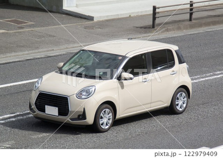 コンパクトカー　道路走行 122979409