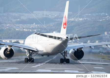 伊丹空港　千里川土手よりJAL機離陸前 122982834