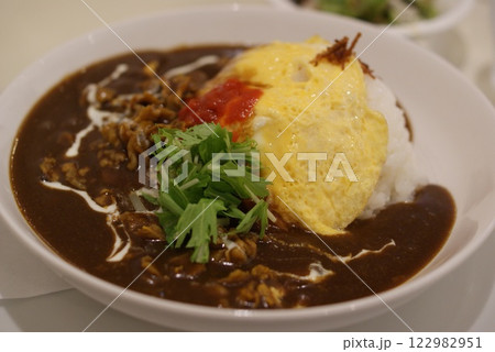水菜と卵とケチャップが乗ったひき肉入りハヤシライス 122982951