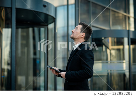 Businessman stand in city center. Dowmntown 122983295