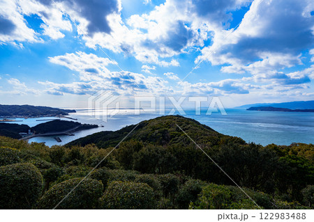 柔らかな冬の日差しに包まれる和歌山紀淡海峡 雲間から海峡を照らす太陽と光り輝く海① 柔らかな冬の日差しに包まれる和歌山紀淡海峡 雲間から海峡を照らす太陽と光り輝く海① 122983488