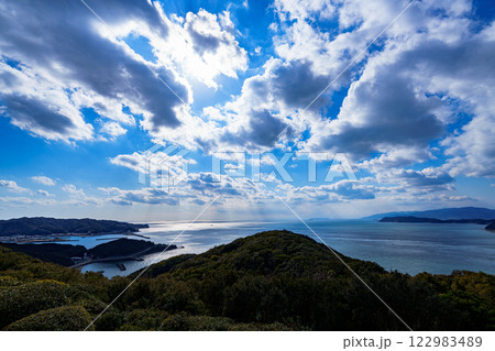 柔らかな冬の日差しに包まれる和歌山紀淡海峡 雲間から海峡を照らす太陽と光り輝く海② 柔らかな冬の日差しに包まれる和歌山紀淡海峡 雲間から海峡を照らす太陽と光り輝く海② 122983489