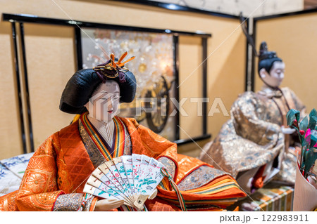 日本各地で飾り付けられた可愛らしい雛人形を撮影したもの 122983911