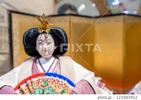 日本各地で飾り付けられた可愛らしい雛人形を撮影したもの 122983912