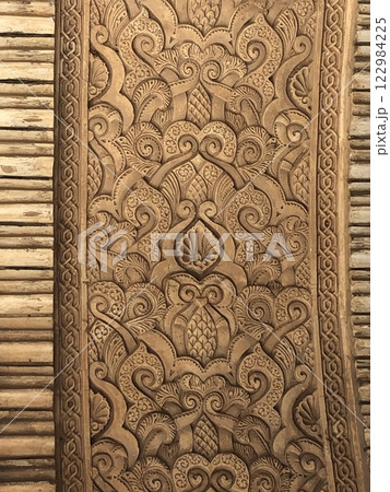 古い伝統模様の壁 122984225