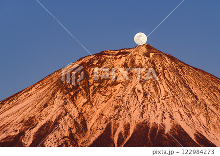 富士宮市から見る「昇るパール富士」の絶景（紅富士） 122984273