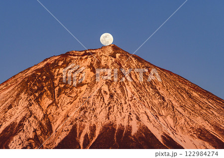 富士宮市から見る「昇るパール富士」の絶景（紅富士） 122984274