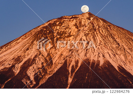 富士宮市から見る「昇るパール富士」の絶景（紅富士） 122984276