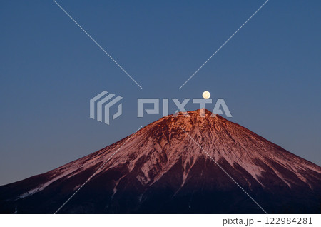 富士宮市から見る「昇るパール富士」の絶景（紅富士） 122984281