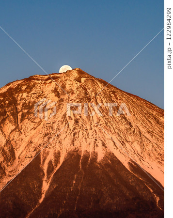 富士宮市から見る「昇るパール富士」の絶景（紅富士） 122984299