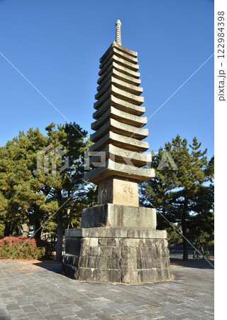 浮島十三重石塔(京都府宇治市塔の島) 122984398