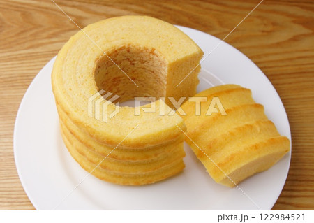 しっとり甘いバームクーヘン 122984521