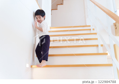 階段を降りる子供 階段を降りる子供 122984788