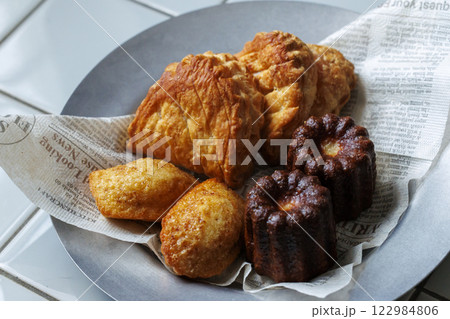 スイーツの盛り合わせ 122984806