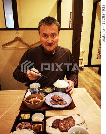 牛タン定食を美味しそうに食べる男性 牛タン定食を美味しそうに食べる男性 122984938