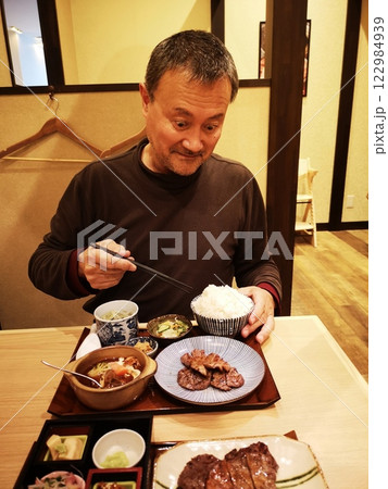 牛タン定食を美味しそうに食べる男性 牛タン定食を美味しそうに食べる男性 122984939