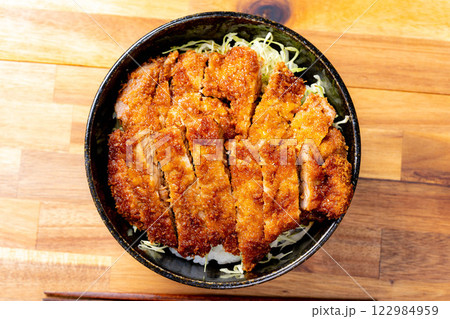 【食べ物素材】どんぶりに盛られたソースカツ丼【郷土料理】 122984959