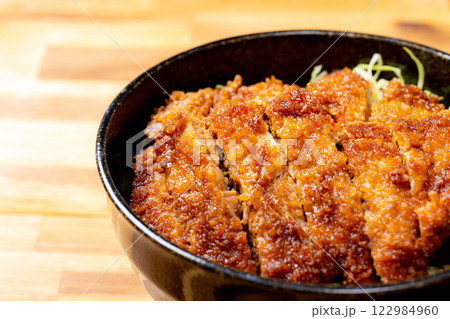 【食べ物素材】どんぶりに盛られたソースカツ丼【郷土料理】 122984960