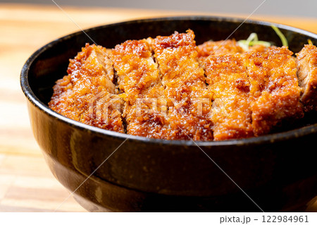 【食べ物素材】どんぶりに盛られたソースカツ丼【郷土料理】 122984961