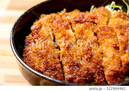 【食べ物素材】どんぶりに盛られたソースカツ丼【郷土料理】 【食べ物素材】どんぶりに盛られたソースカツ丼【郷土料理】 122984962