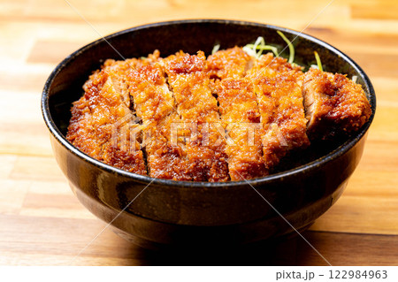 【食べ物素材】どんぶりに盛られたソースカツ丼【郷土料理】 【食べ物素材】どんぶりに盛られたソースカツ丼【郷土料理】 122984963