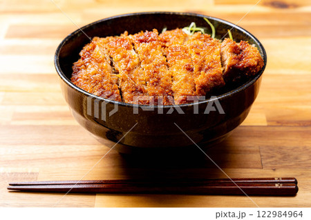 【食べ物素材】どんぶりに盛られたソースカツ丼【郷土料理】 122984964