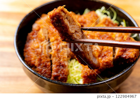 【食べ物素材】どんぶりに盛られたソースカツ丼【郷土料理】 【食べ物素材】どんぶりに盛られたソースカツ丼【郷土料理】 122984967