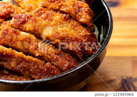 【食べ物素材】どんぶりに盛られたソースカツ丼【郷土料理】 【食べ物素材】どんぶりに盛られたソースカツ丼【郷土料理】 122984968