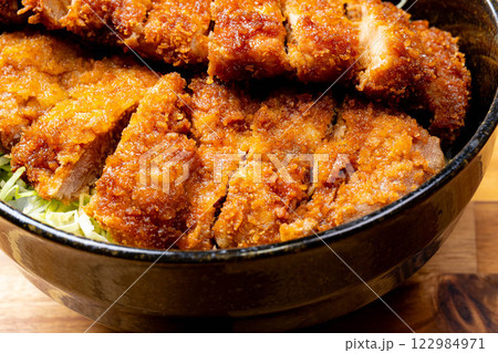 【食べ物素材】どんぶりに盛られたソースカツ丼【郷土料理】 【食べ物素材】どんぶりに盛られたソースカツ丼【郷土料理】 122984971
