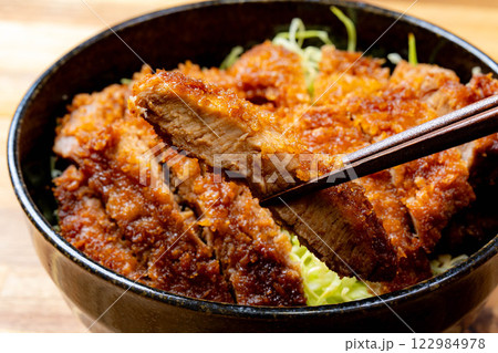 【食べ物素材】どんぶりに盛られたソースカツ丼【郷土料理】 【食べ物素材】どんぶりに盛られたソースカツ丼【郷土料理】 122984978