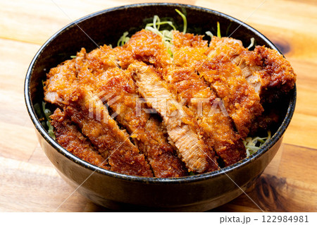 【食べ物素材】どんぶりに盛られたソースカツ丼【郷土料理】 122984981