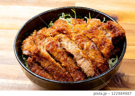 【食べ物素材】どんぶりに盛られたソースカツ丼【郷土料理】 【食べ物素材】どんぶりに盛られたソースカツ丼【郷土料理】 122984987