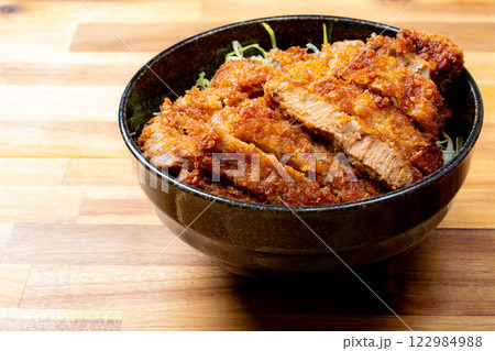 【食べ物素材】どんぶりに盛られたソースカツ丼【郷土料理】 122984988