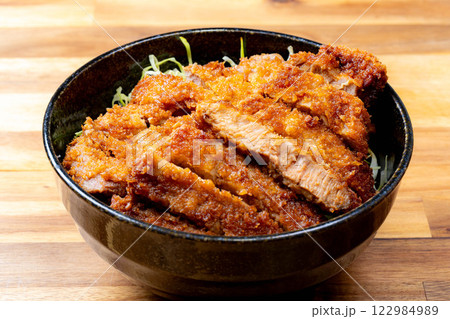 【食べ物素材】どんぶりに盛られたソースカツ丼【郷土料理】 122984989