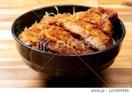【食べ物素材】どんぶりに盛られたソースカツ丼【郷土料理】 【食べ物素材】どんぶりに盛られたソースカツ丼【郷土料理】 122984990