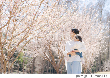 桜の咲く公園で遊ぶ母と娘 桜の咲く公園で遊ぶ母と娘 122985113