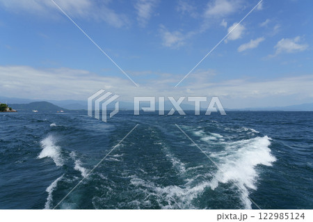 琵琶湖の竹生島クルーズ船の上から見る航跡 122985124