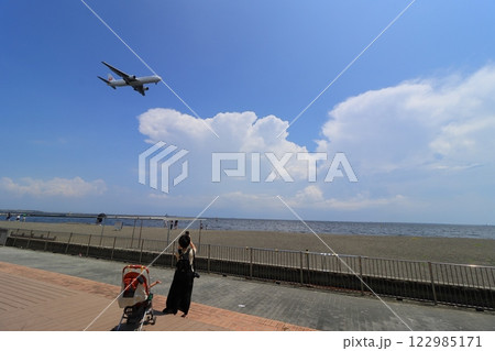 着陸進入する飛行機 飛行機を眺められる砂浜 飛行機の撮影スポット 着陸進入する飛行機 飛行機を眺められる砂浜 飛行機の撮影スポット 122985171