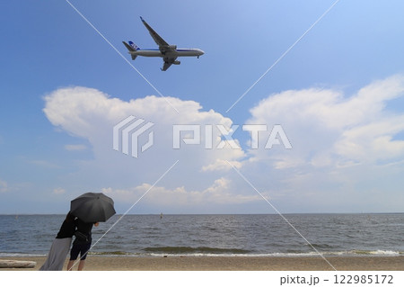 着陸進入する飛行機　飛行機を眺められる砂浜　飛行機の撮影スポット 122985172