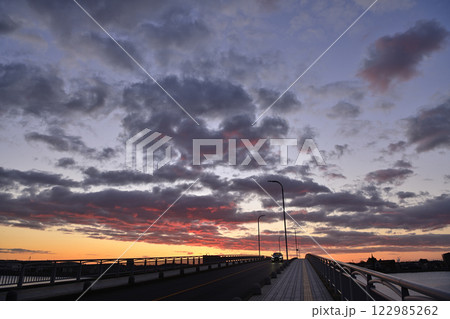 朝焼けの新舞子マリンブリッジ 朝焼けの新舞子マリンブリッジ 122985262