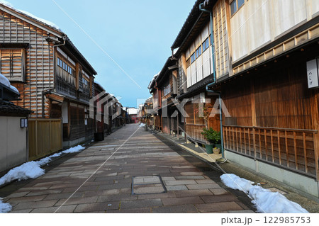 金沢　雪が残るひがし茶屋町　風景 122985753
